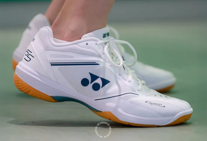 size giay yonex nu Một đôi giày vừa vặn cần giữ bàn chân ổn định nhưng không gây bó, tê hoặc cấn ở hai bên khi vận động
