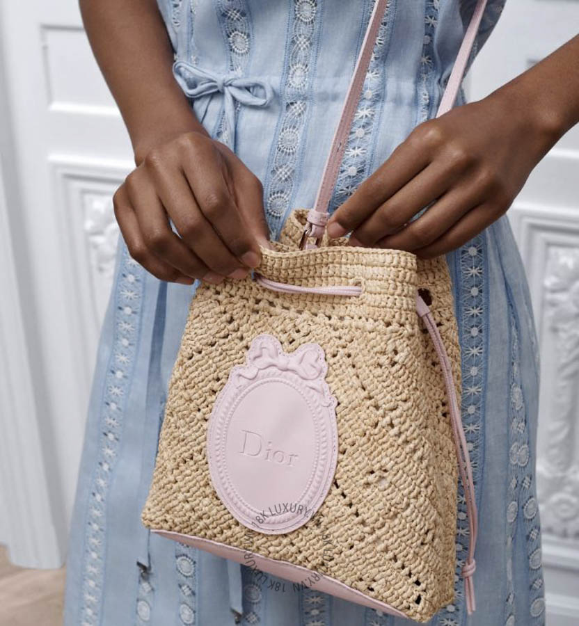 Túi Đeo Chéo Dioriviera Dior Blooming Mini Bucket Bag Openwork Raffia and Rose Tendre Dior Médaillon Debossed Calfskin S2627OILE_M129 RMTM042