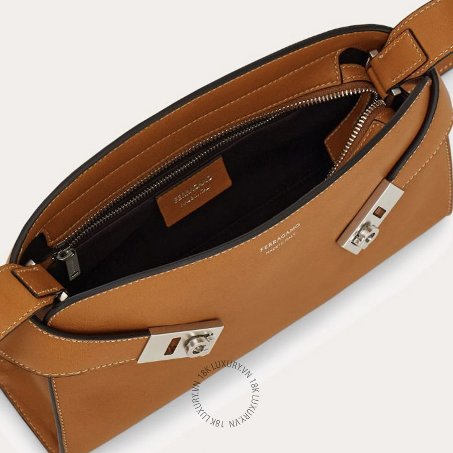 Túi đeo chéo Salvatore Ferragamo hug messenger (S) light leather 241881789780 PUCH060 18 Túi đeo chéo Salvatore Ferragamo hug messenger (S) light leather 241881789780 PUCH060