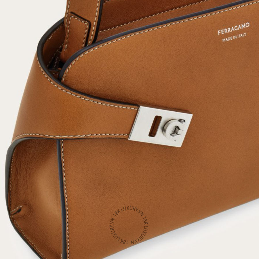 Túi đeo chéo Salvatore Ferragamo hug messenger (S) light leather 241881789780 PUCH060 20 Túi đeo chéo Salvatore Ferragamo hug messenger (S) light leather 241881789780 PUCH060