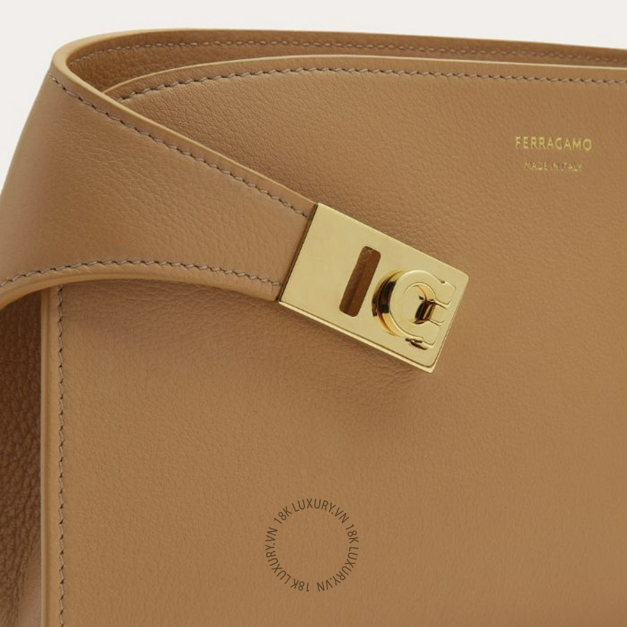 Túi Đeo Chéo Salvatore Ferragamo Hug mini crossbody bag 218964774623 MTRK037 17 Túi Đeo Chéo Salvatore Ferragamo Hug mini crossbody bag 218964774623 MTRK037