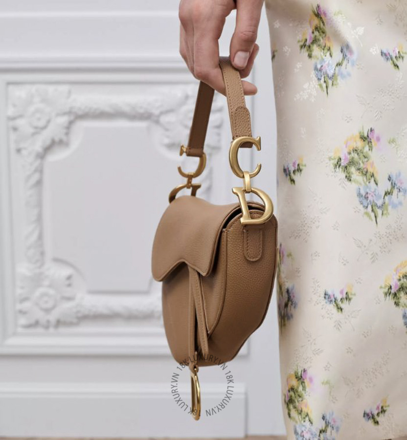 Túi Đeo Chéo Yên Ngựa Small Saddle Bag with Strap Camel Grained Calfskin M0457CUQW_M65M AMXM113
