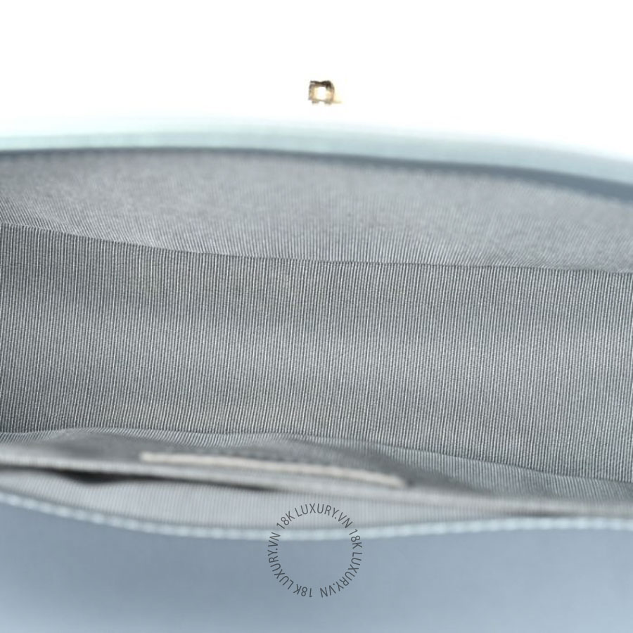Túi Xách Đeo Chéo Chanel Iridescent Patent Calfskin Quilted Medium Boy Flap Light Blue CDBC969 19 Túi Xách Đeo Chéo Chanel Iridescent Patent Calfskin Quilted Medium Boy Flap Light Blue CDBC969