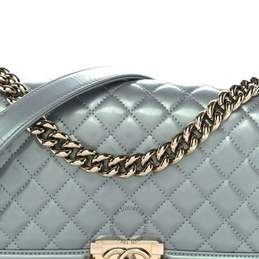 Túi Xách Đeo Chéo Chanel Iridescent Patent Calfskin Quilted Medium Boy Flap Light Blue CDBC969 20 Túi Xách Đeo Chéo Chanel Iridescent Patent Calfskin Quilted Medium Boy Flap Light Blue CDBC969