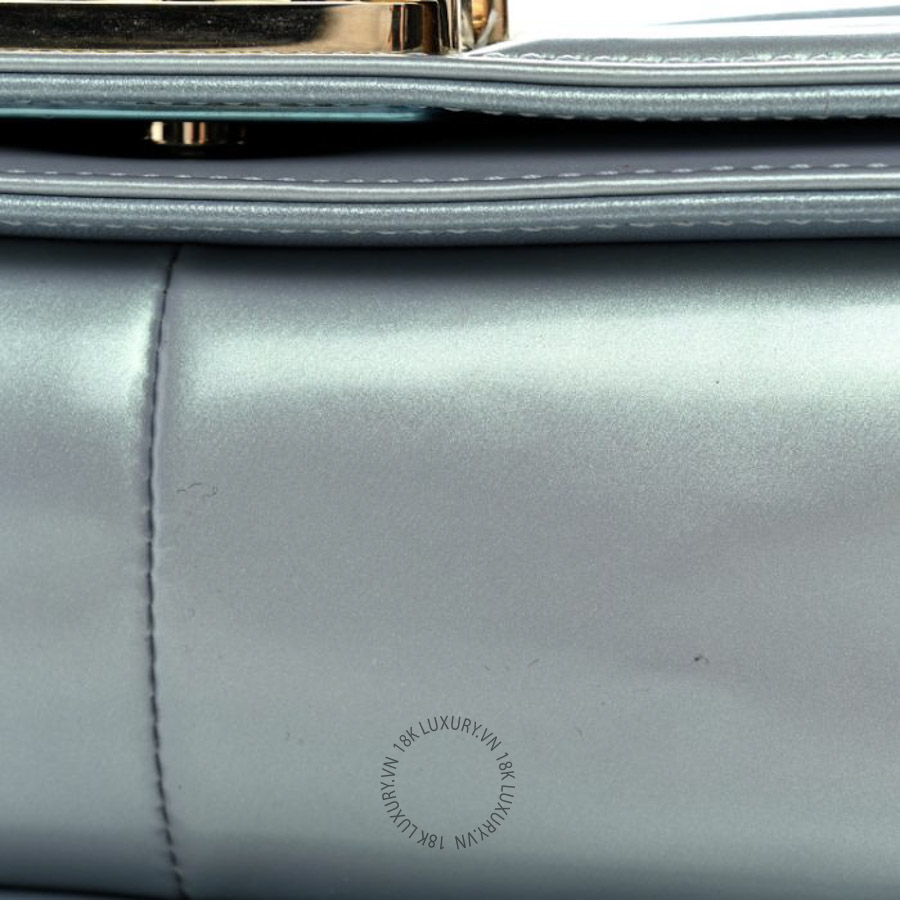 Túi Xách Đeo Chéo Chanel Iridescent Patent Calfskin Quilted Medium Boy Flap Light Blue CDBC969 23 Túi Xách Đeo Chéo Chanel Iridescent Patent Calfskin Quilted Medium Boy Flap Light Blue CDBC969