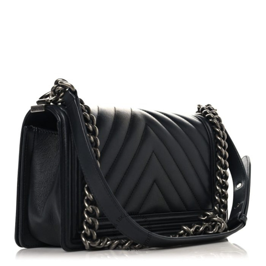 Túi Xách Đeo Chéo Chanel Lambskin Chevron Quilted Medium Boy Flap Black CDBC267