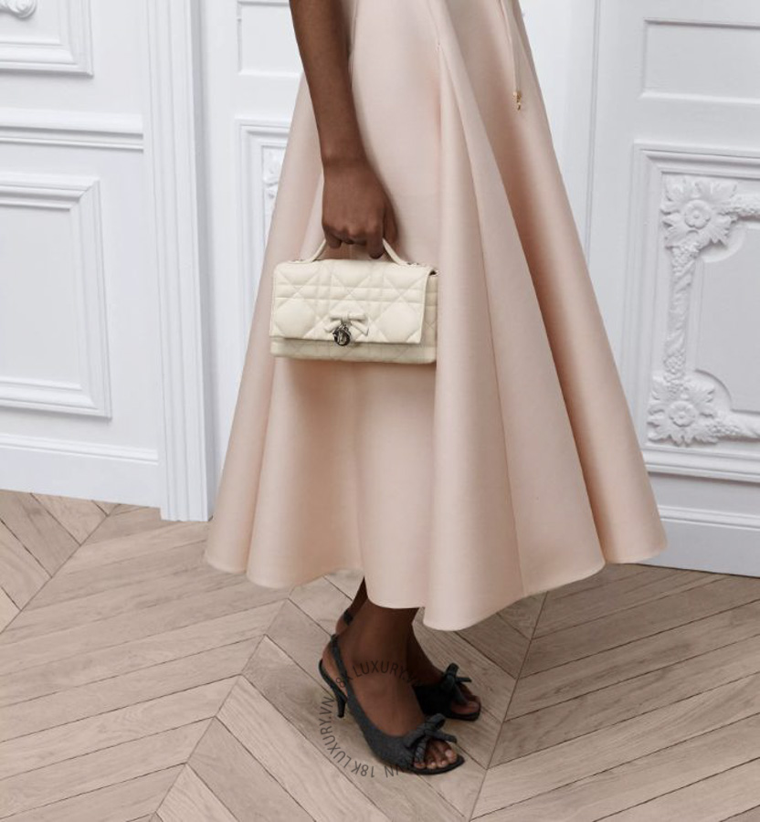 Túi Xách Đeo Chéo My Tender Dior Top Handle Mini Bag Latte Macrocannage Lambskin S0987OGYD_M030 RMTM053