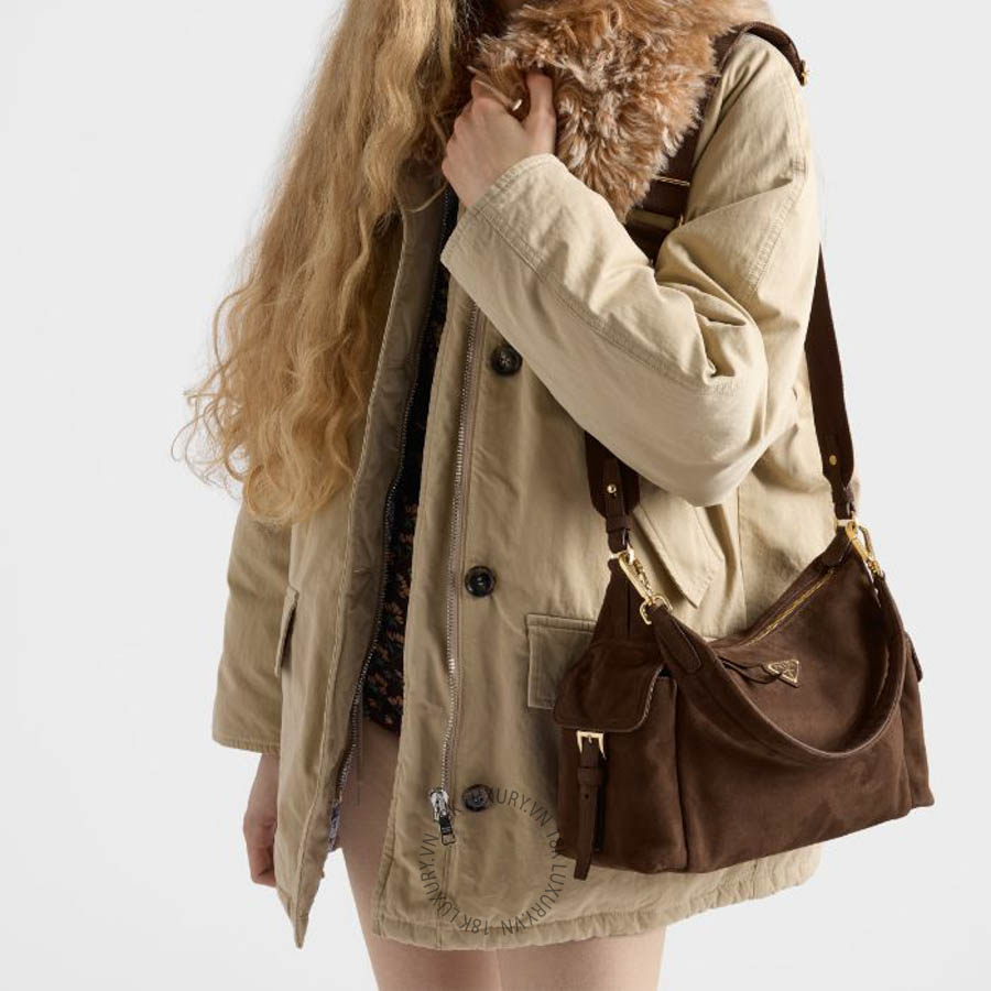 Túi xách đeo chéo Prada Explore large suede bag 1BC264_008_F0324_V_NOO NTPR102