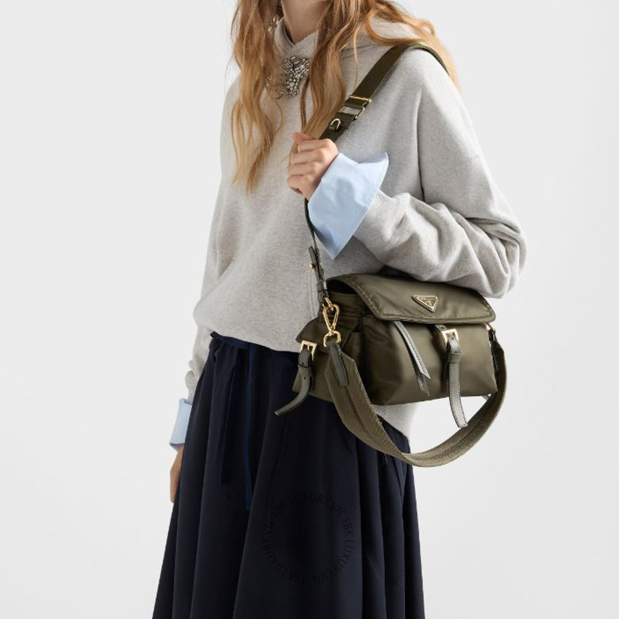 Túi xách đeo chéo Prada Explore medium Re-Nylon shoulder bag with flap 1BD394_RDLN_F05VI_V_NOO NTPR091