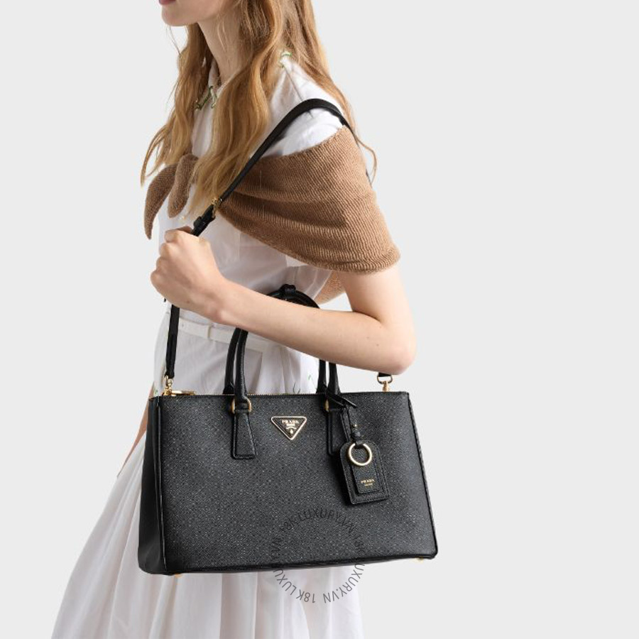 Túi xách đeo chéo Prada Galleria large Saffiano leather bag 1BA506_NZV_F0002_V_EPP NTPR199 23 Túi xách đeo chéo Prada Galleria large Saffiano leather bag 1BA506_NZV_F0002_V_EPP NTPR199