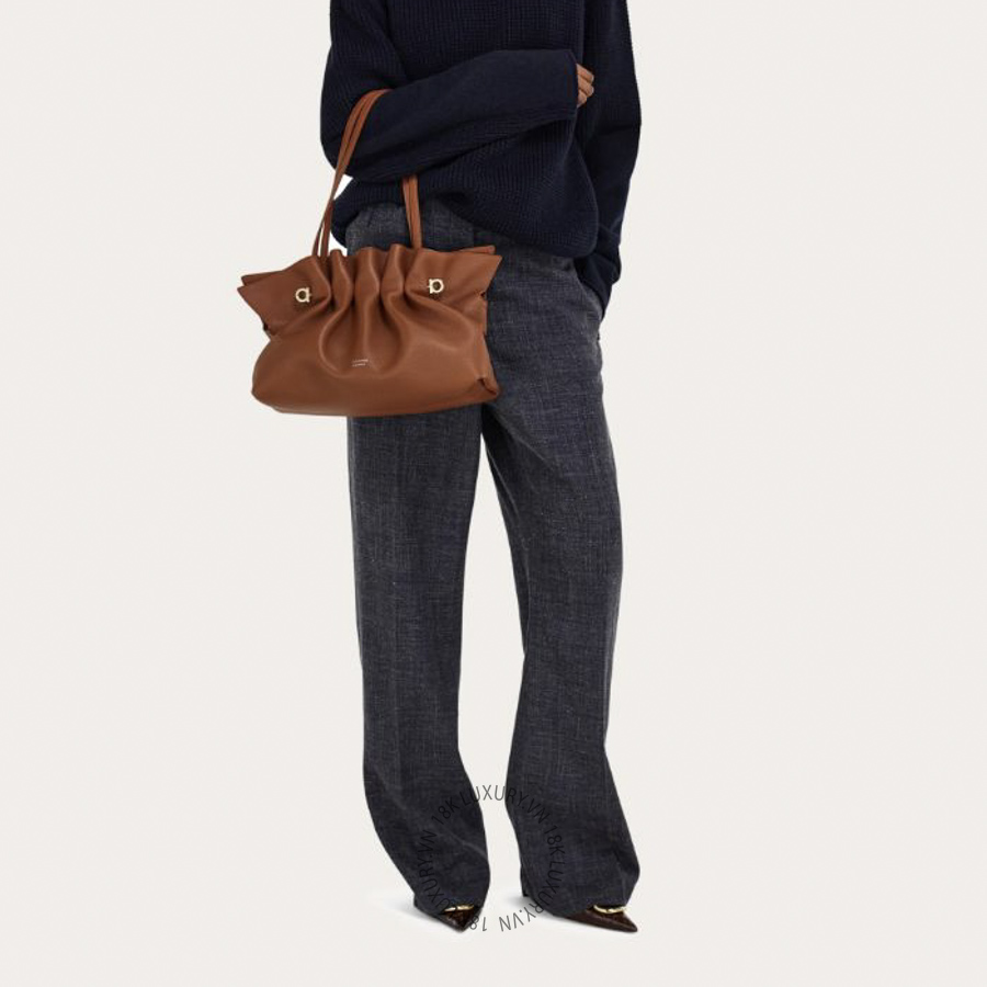 Túi Xách Đeo Chéo Salvatore Ferragamo Soft-bag (M) Cognac 219960795484 MTRK131