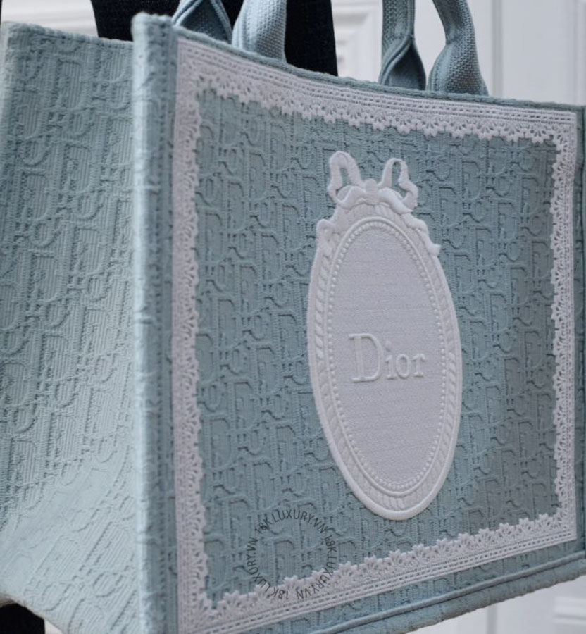 Túi Xách Medium Dior Book Tote with Strap Céleste Blue Dior Oblique Embroidery with White Lace and Dior Médaillon M1354PEHS_M259 AMXM151