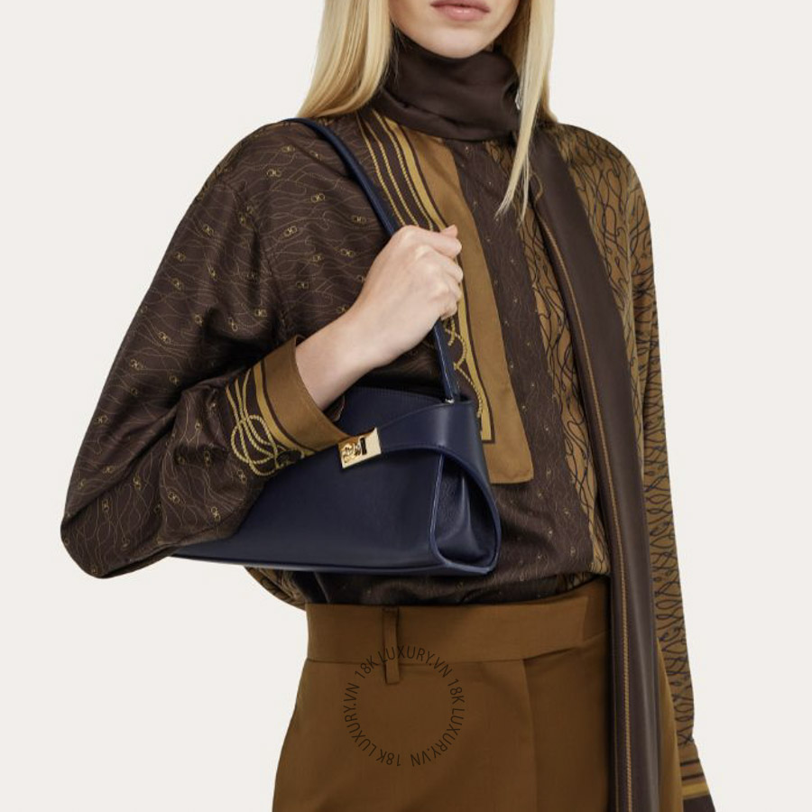 Túi Xách Salvatore Ferragamo Hug East-West shoulder bag midnight blue 21A712798503 MTRK085